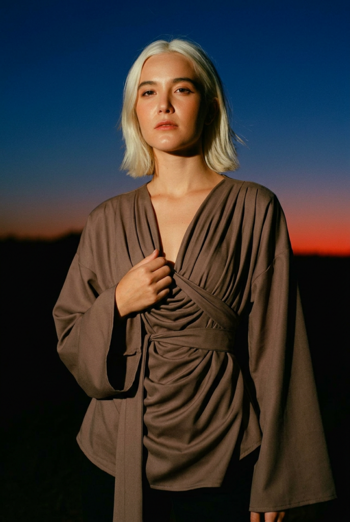 Blusa Hatshepsut notte del deserto, drappeggiata con fusciacca, indossata dalla modella