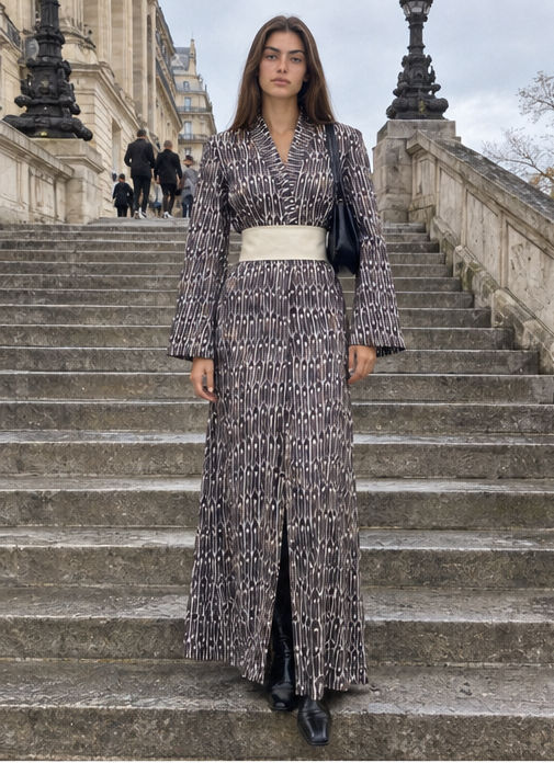 Soprabito Iside terra sacra, lungo con stampa ikat e cintura avorio, indossato dalla modella