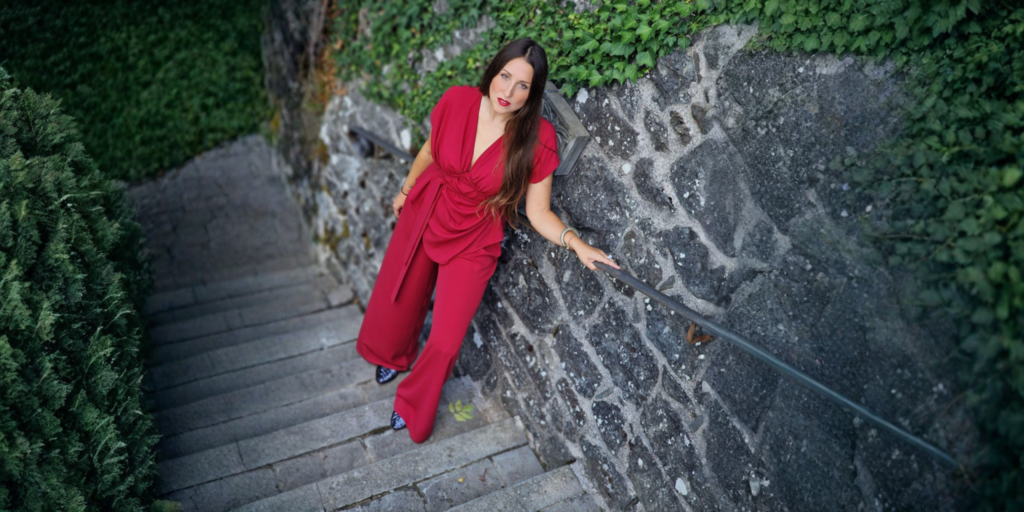 Completo Hatshepsut rubino, blusa e pantalone, indossato dalla modella