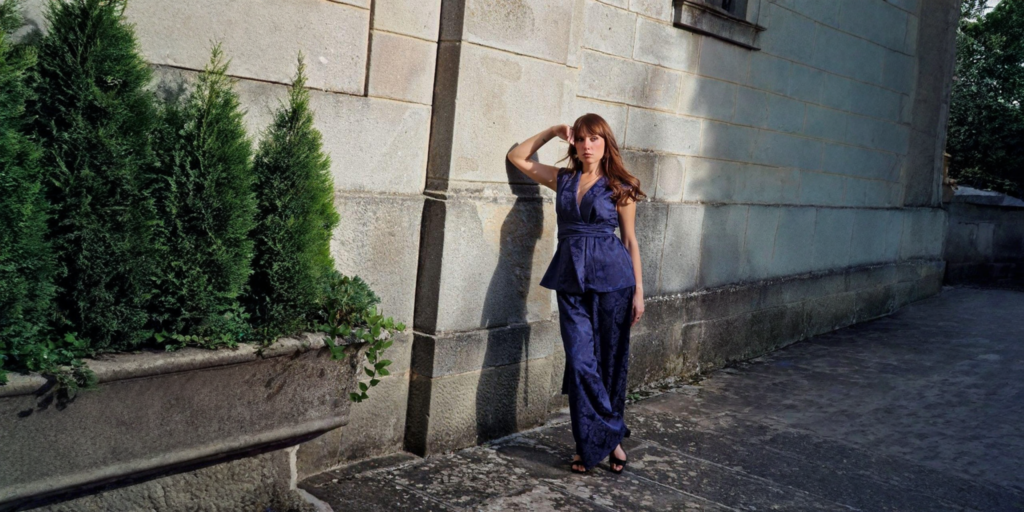 Completo Regina della notte blu notte, gilet e pantalone, indossato dalla modella