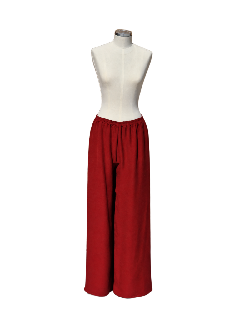 Pantalone Etere vermiglio, ampio con vita elastica, vista frontale su manichino