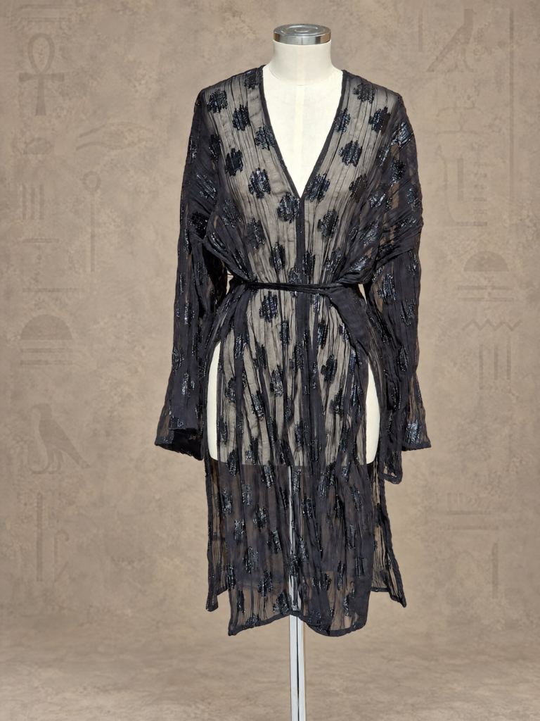 Blusa Cleopatra nera, lunga semitrasparente a motivo floreale con cintura, vista frontale su manichino